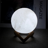 Veilleuse lune LED avec socle en bois