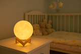 Veilleuse lune LED avec socle en bois